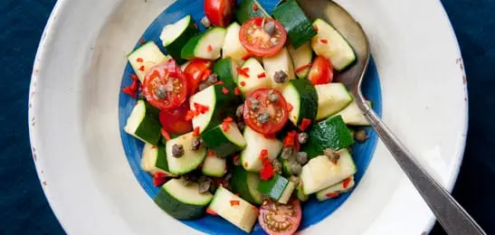 Recept van het Voedingscentrum: Warme courgettesalade met tomaten