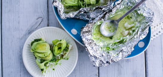 Recept van het Voedingscentrum: Vispakketjes met tomatensalade en stokbrood