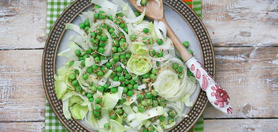 Recept van het Voedingscentrum: Witlofsalade met sesamdressing