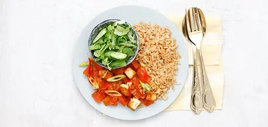 Recept van het Voedingscentrum: Rijst met tofu in tomatensaus