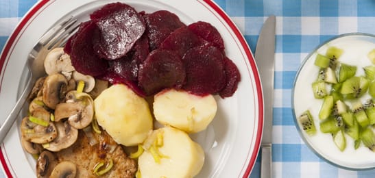 Recept van het Voedingscentrum: Varkensoester met champignons, rode bietjes en aardappelen