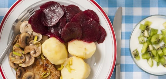 Recept van het Voedingscentrum: Varkensoester met champignons, rode bieten en aardappelen