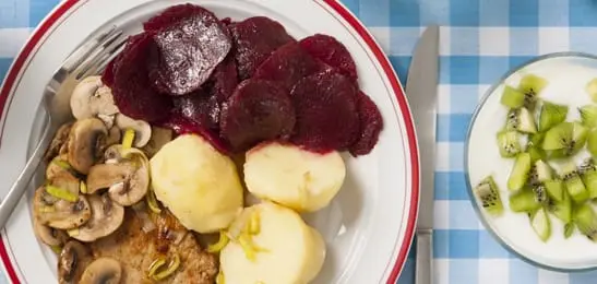 Recept van het Voedingscentrum: Varkensoester met champignons, rode bietjes en aardappelen