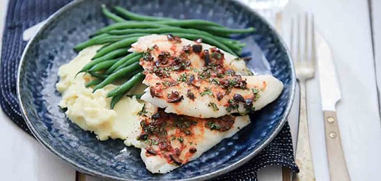 Recept van het Voedingscentrum: Vis met tapenade met aardappelpuree en sperziebonen