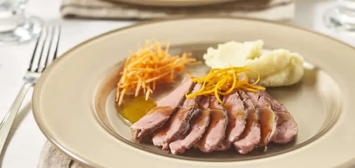 Recept van het Voedingscentrum: Eendenborst met sinaasappeljus, wortelen en aardappelpuree