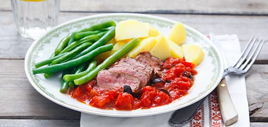 Recept van het Voedingscentrum: Biefstukreepjes met olijven-tomatensaus