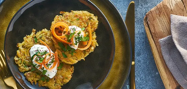 Recept van het Voedingscentrum: Latkes met wortelkrullen en sumak