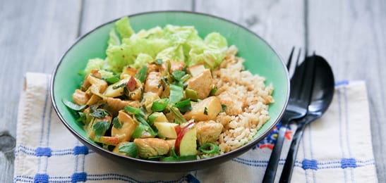 Recept van het Voedingscentrum: Kalkoen met appel, spitskool en rijst