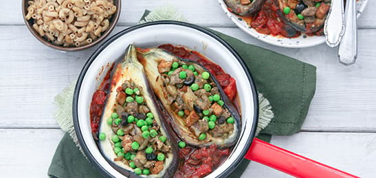 Recept van het Voedingscentrum: Gevulde aubergines met tomatensaus en macaroni