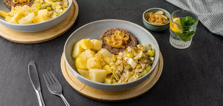 Recept van het Voedingscentrum: Balsamicoprei met aardappelen en tartaar