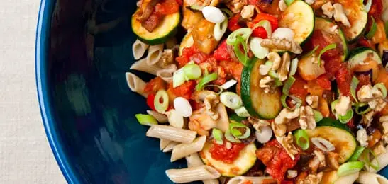 Recept van het Voedingscentrum: Penne met groente, paddenstoelen en noten