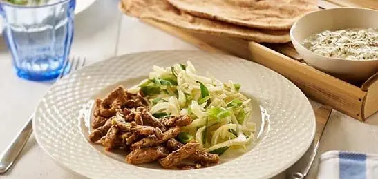 Recept van het Voedingscentrum: Griekse gyros met venkel en tzatziki