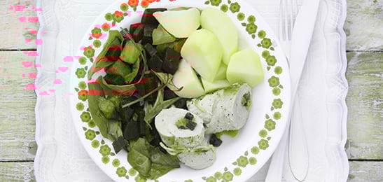 Recept van het Voedingscentrum: Zoet gevulde vleesrolletjes met bietensalade en aardappelen