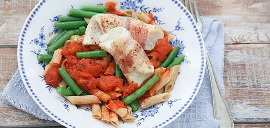 Recept van het Voedingscentrum: Tilapiapakjes met pasta