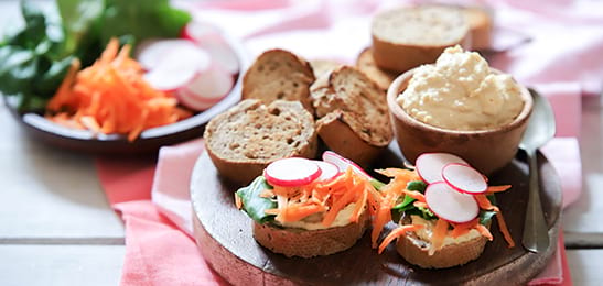 Recept van het Voedingscentrum: Geroosterd volkoren stokbrood met hummus en groente