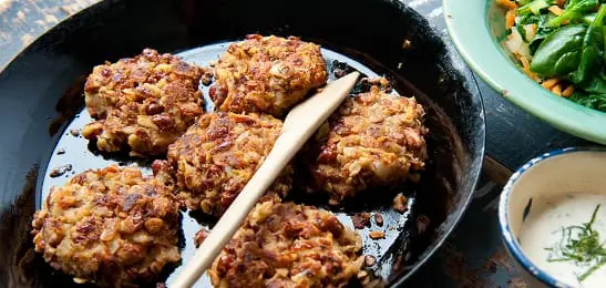 Recept van het Voedingscentrum: Bonenburgers met muntdip en geroerbakte spinazie