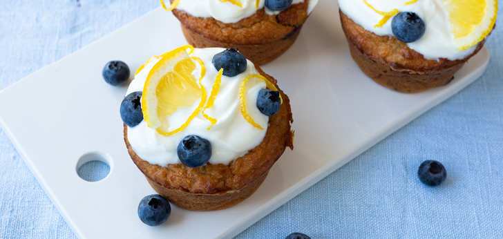 Recept van het Voedingscentrum: Citroen-amandel cupcakes met blauwe bessen