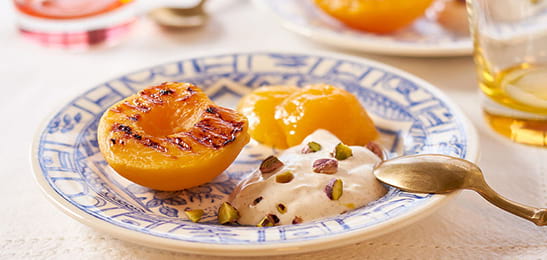Recept van het Voedingscentrum: Gegrilde perzik en abrikoos met rozenyoghurt