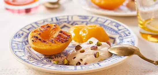 Afbeelding van Uitgelicht Recept: Gegrilde perzik en abrikoos met rozenyoghurt