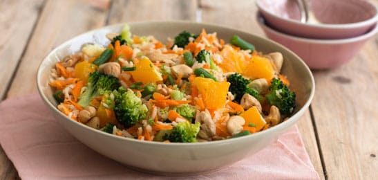Recept van het Voedingscentrum: Rijstsalade met groente, sinaasappel en cashewnoten
