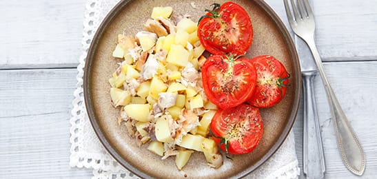 Recept van het Voedingscentrum: Warme aardappelsalade met forel en gegrilde tomaat