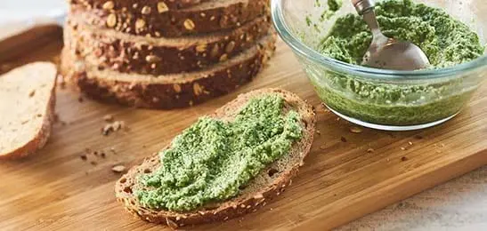 Recept van het Voedingscentrum: Volkorenbrood met groene spread