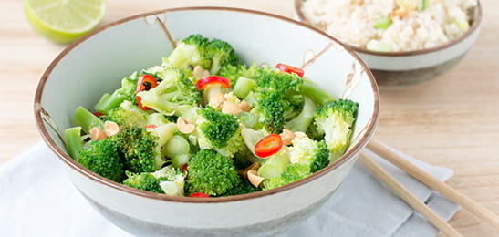 Recept van het Voedingscentrum: Pittige broccolisalade met pinda's en rijst