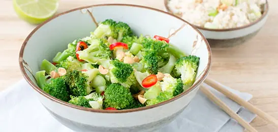 Recept van het Voedingscentrum: Oosterse broccolisalade met pinda's en rijst