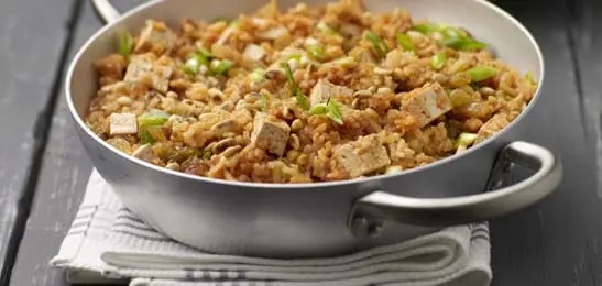 Recept van het Voedingscentrum: Kruidige pilav met pijnboompitten en tofu