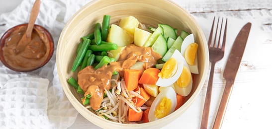 Recept van het Voedingscentrum: Groentebowl met aardappels en pindasaus