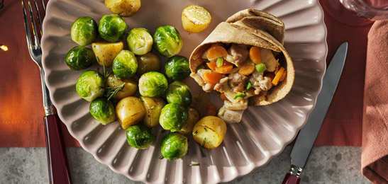 Recept van het Voedingscentrum: Gevulde wrapbowl met kip, spruitjes en krieltjesroerbak