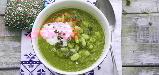 Recept van het Voedingscentrum: Tomatensoep met bonen en peterselieyoghurt