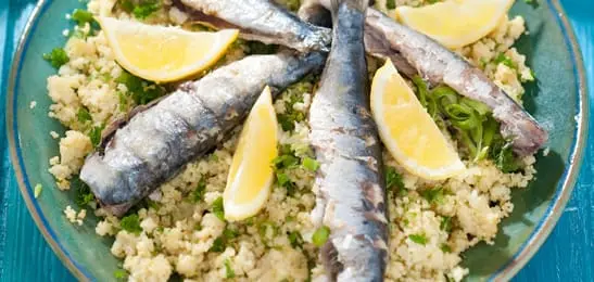 Recept van het Voedingscentrum: Gegrilde sardines met couscoussalade