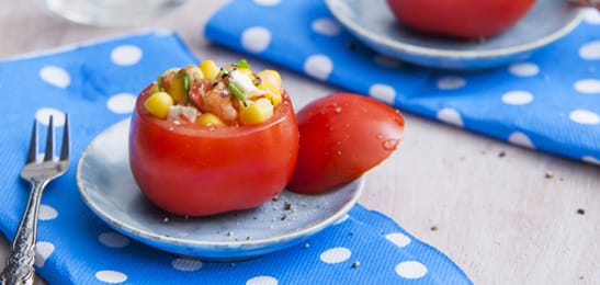 Recept van het Voedingscentrum: Gevulde tomaat met mais en feta