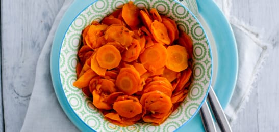 Recept van het Voedingscentrum: Kruidige worteltjes met tempé