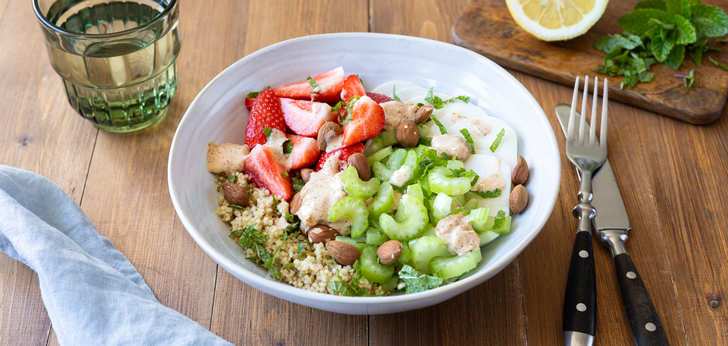 Recept van het Voedingscentrum: Bowl met frisse groente, aardbeien en amandeldressing