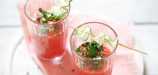 Recept van het Voedingscentrum: Gazpacho met zomerkruiden en een spiesje