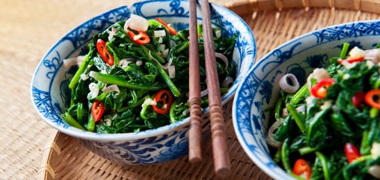 Recept van het Voedingscentrum: Roergebakken spinazie met noedels en tofu