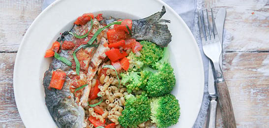 Recept van het Voedingscentrum: Forel in Italiaanse tomatensaus