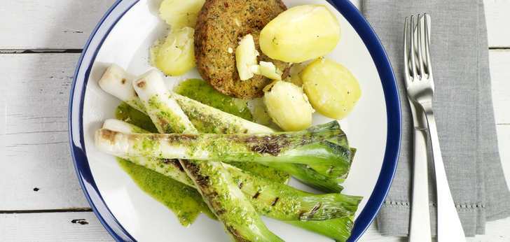 Recept van het Voedingscentrum: Prei in kruidenvinaigrette met aardappelen en burger