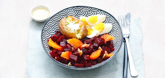 Recept van het Voedingscentrum: Bietjessalade met walnootdressing, gepofte aardappelen en ei
