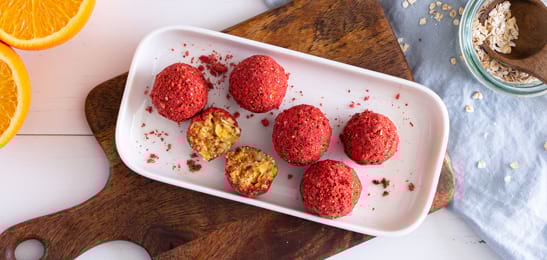 Recept van het Voedingscentrum: Dadelballetjes met aardbeien