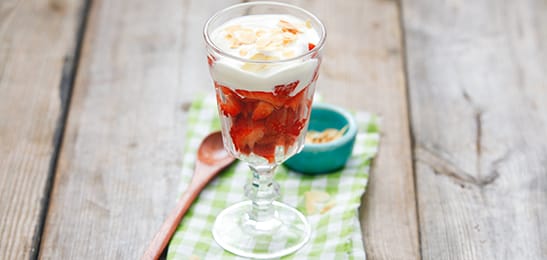 Recept van het Voedingscentrum: Gemarineerde aardbeien met yoghurt en amandelschaafsel