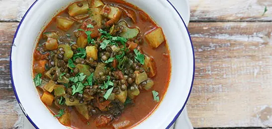 Recept van het Voedingscentrum: Linzensoep met pitabroodjes