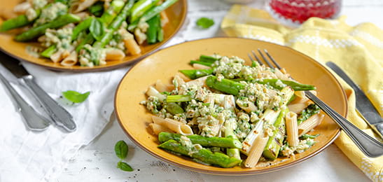 Recept van het Voedingscentrum: Penne met groene asperges en walnotensaus