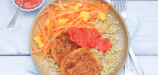 Recept van het Voedingscentrum: Kikkererwtenburger met munt, wortelsalade en couscous