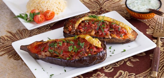 Recept van het Voedingscentrum: Gevulde aubergines (Karniyarik uit de oven)