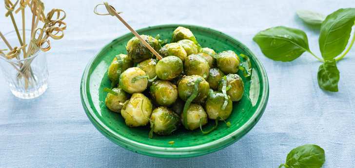 Recept van het Voedingscentrum: Gebakken spruitjes met citroen-basilicumdressing