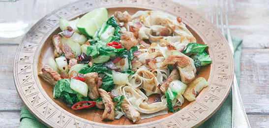 Recept van het Voedingscentrum: Geroerbakt varkensvlees met paksoi en noedels