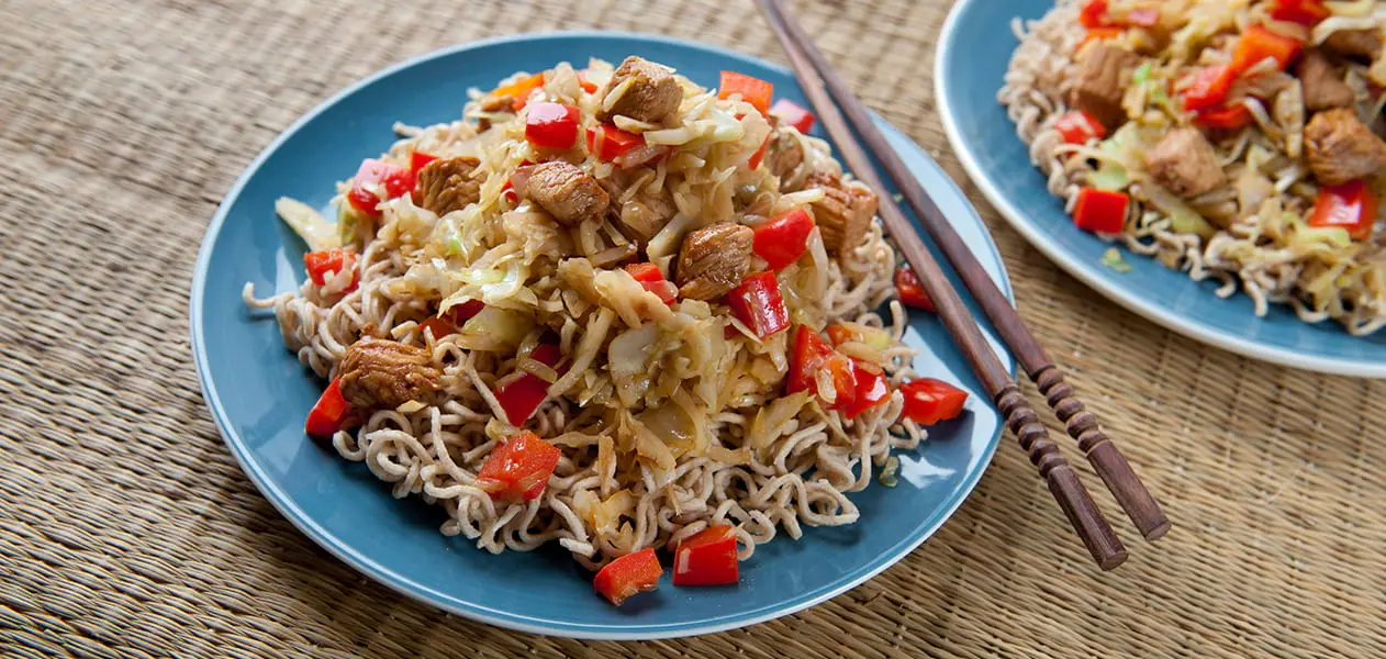 Recept van het Voedingscentrum: Roerbakschotel met gemarineerde kalkoen